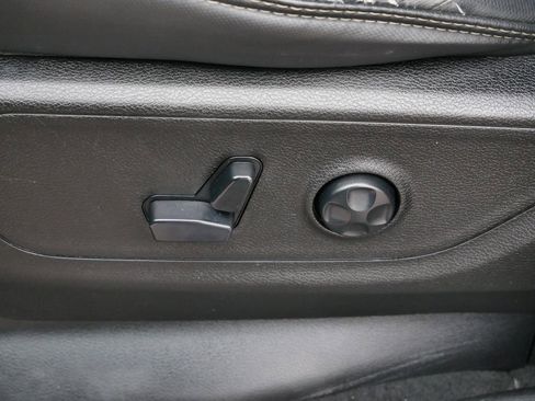 Used 2019 RAM 1500 Sport w/ Black Appearance Package image 4