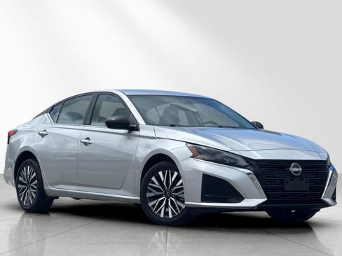 Used 2024 Nissan Altima 2.5 SV AWD/4WD image 2