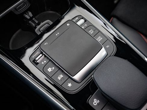 Certified 2022 Mercedes-Benz GLB 35 AMG 4MATIC image 33