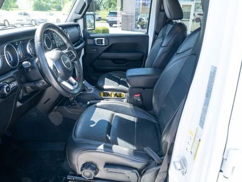 Used 2019 Jeep Wrangler Unlimited Sahara AWD/4WD image 18
