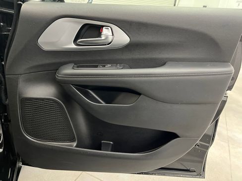 Used 2025 Chrysler Pacifica Limited image 33