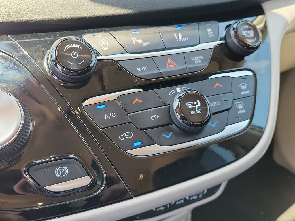 Used 2024 Chrysler Pacifica Touring-L FWD image 24