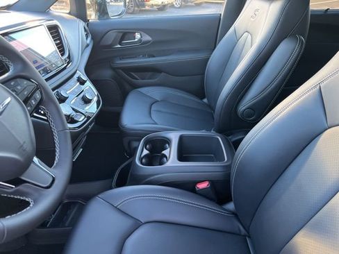 New 2026 Chrysler Pacifica Select w/ S Appearance Package image 9