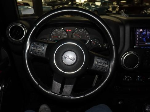 Used 2017 Jeep Wrangler Unlimited Sahara w/ Connectivity Group AWD/4WD image 13