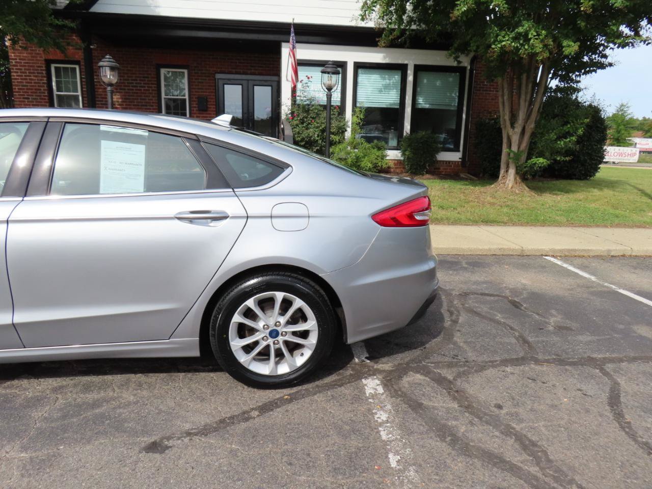 Used 2020 Ford Fusion SE FWD image 4