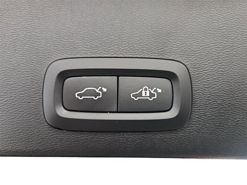 Used 2023 Volvo XC40 B5 Plus image 31