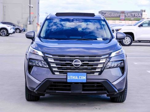 Used 2024 Nissan Rogue SV w/ SV Premium Package FWD image 2