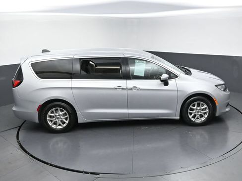 Used 2022 Chrysler Voyager LX FWD image 42