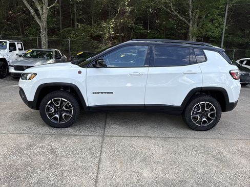 Used 2025 Jeep Compass Trailhawk AWD/4WD image 4