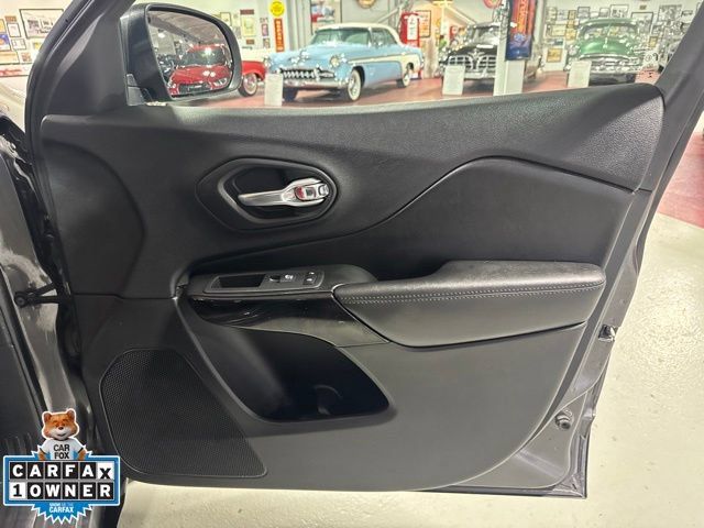 Used 2019 Jeep Cherokee Latitude Plus AWD/4WD image 46