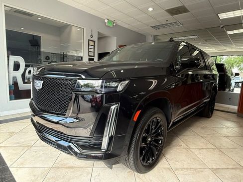 Used 2024 Cadillac Escalade ESV Sport Platinum w/ LPO, ONYX Package image 4