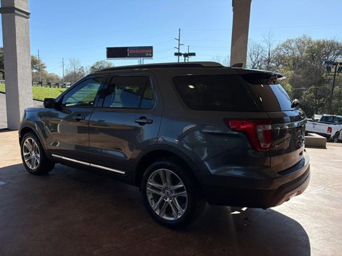 Used 2016 Ford Explorer XLT w/ Equipment Group 202A AWD/4WD image 4