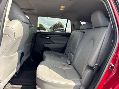 Used 2021 Toyota Highlander XLE AWD/4WD image 21