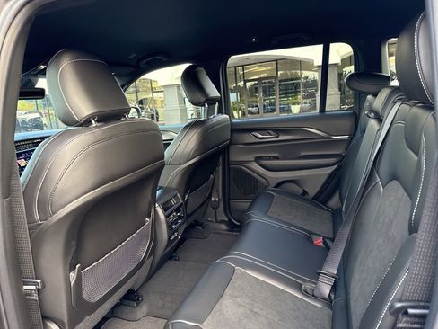 New 2025 Jeep Grand Cherokee Altitude image 18