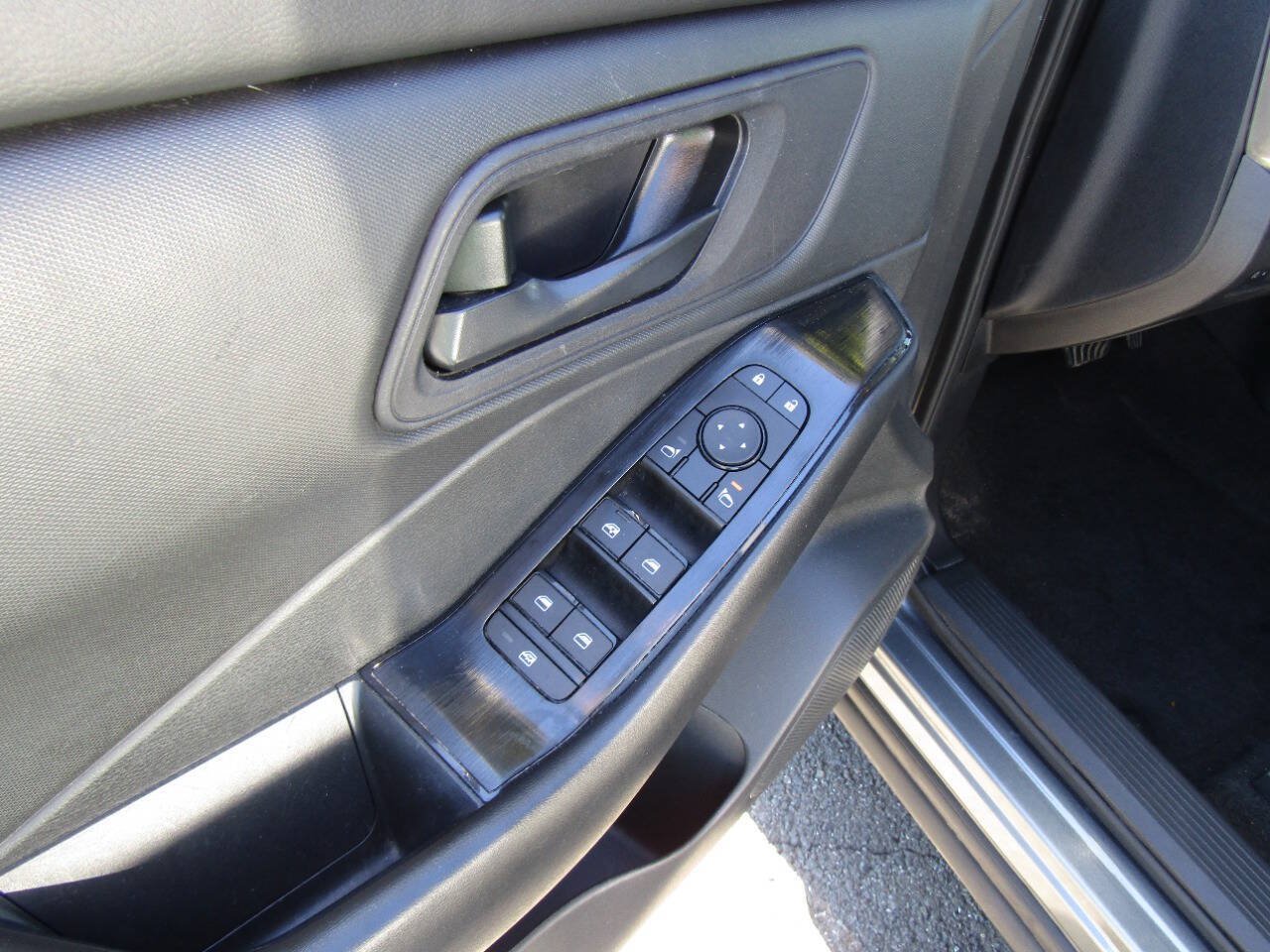 Used 2024 Nissan Rogue S AWD/4WD image 20
