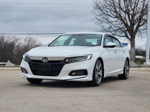 Certified 2018 Honda Accord Touring image 3