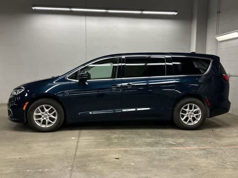 Used 2023 Chrysler Pacifica Touring-L FWD image 2