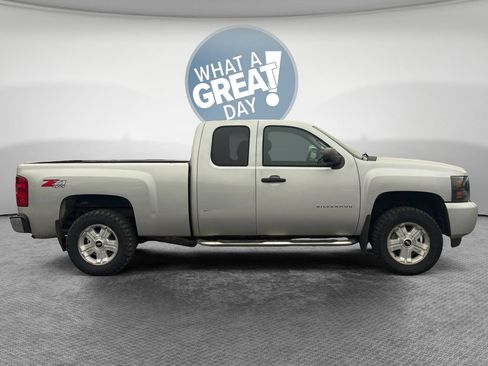 Used 2010 Chevrolet Silverado 1500 LT w/ Power Pack Plus AWD/4WD image 2