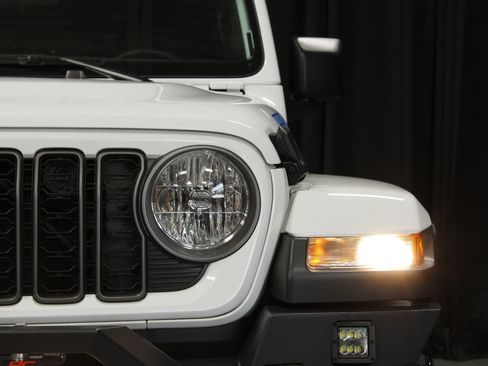 Used 2025 Jeep Gladiator Sport AWD/4WD image 21