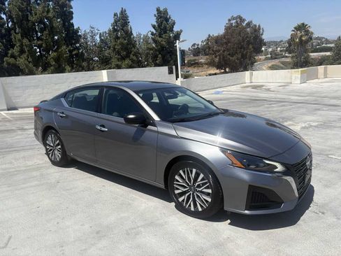 Used 2025 Nissan Altima 2.5 SV FWD image 65