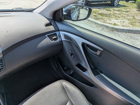 Used 2013 Hyundai Elantra Limited w/ Technology Pkg FWD image 16