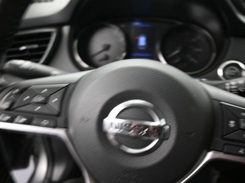 Used 2019 Nissan Rogue SV w/ Premium Package AWD/4WD image 16