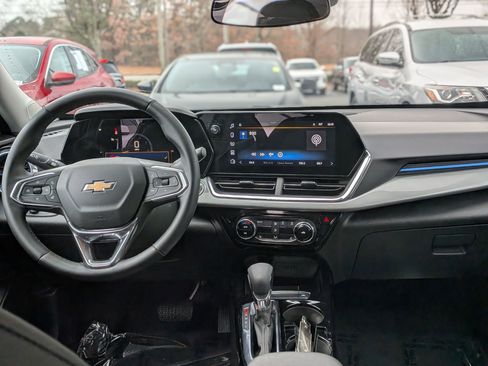 Certified 2025 Chevrolet Trax LT w/ LT Convenience Package image 19