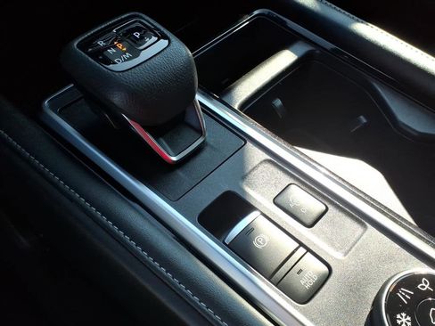 Used 2022 Nissan Pathfinder SV image 16