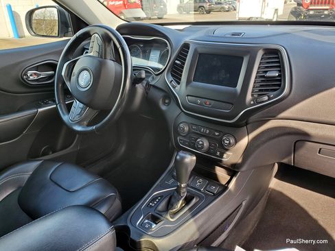 Used 2019 Jeep Cherokee Latitude Plus w/ Comfort/Convenience Group image 5