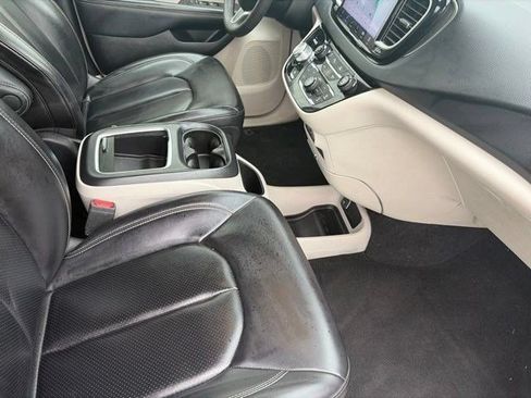 Used 2023 Chrysler Pacifica Touring-L FWD image 35