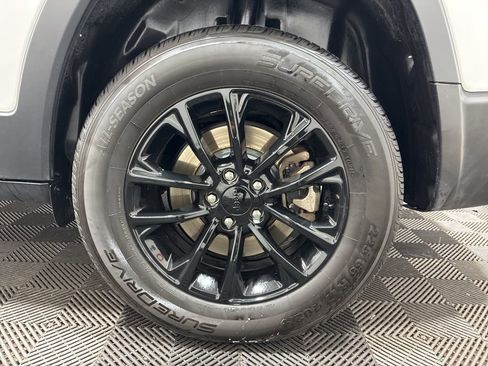 Used 2023 Jeep Cherokee Altitude Lux image 34