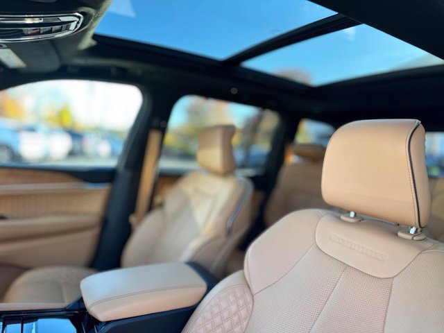 Used 2023 Jeep Grand Cherokee Summit AWD/4WD image 12
