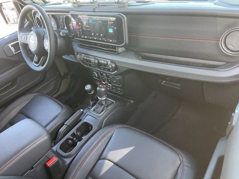 Used 2025 Jeep Gladiator Rubicon AWD/4WD image 13