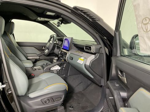 Used 2025 Toyota Tacoma Trailhunter image 21