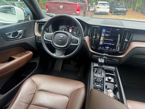 Used 2021 Volvo XC60 T5 Momentum w/ Premium Package AWD/4WD image 16
