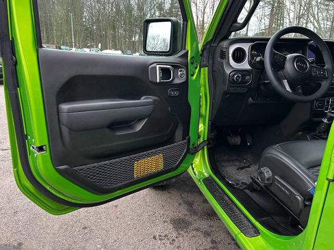 Used 2025 Jeep Wrangler Sport S image 17