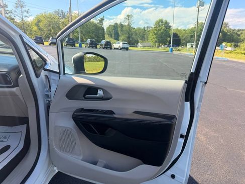 Used 2023 Chrysler Pacifica Touring-L FWD image 44