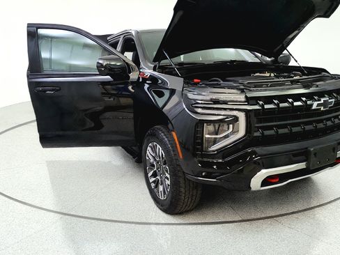 Used 2025 Chevrolet Suburban Z71 AWD/4WD image 9