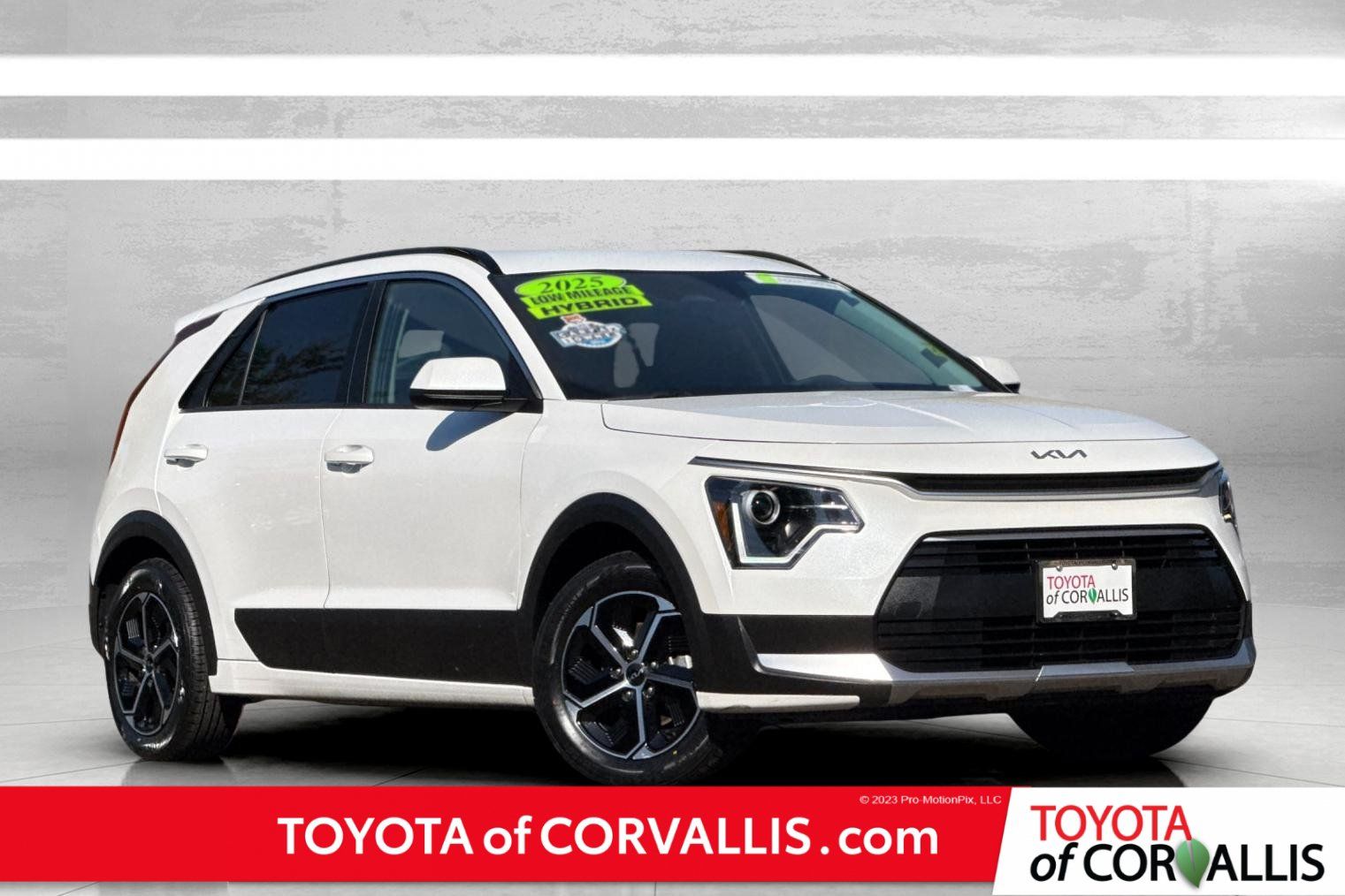 Used 2025 Kia Niro LX FWD image 1