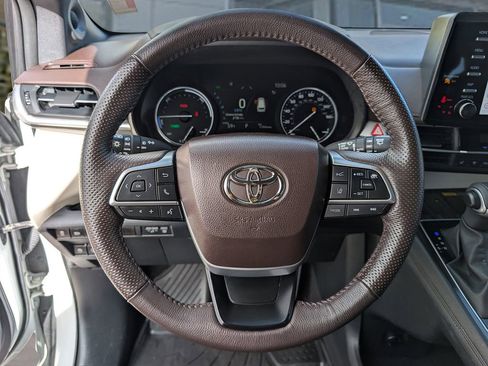 Used 2023 Toyota Sienna Platinum image 24