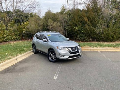 Used 2019 Nissan Rogue SV w/ Premium Package image 1