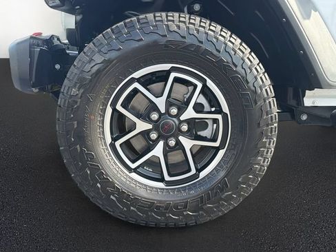 Used 2025 Jeep Gladiator Rubicon w/ Convenience Group AWD/4WD image 32