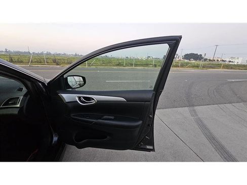 Used 2015 Nissan Sentra SR w/ SR Premium Package image 38