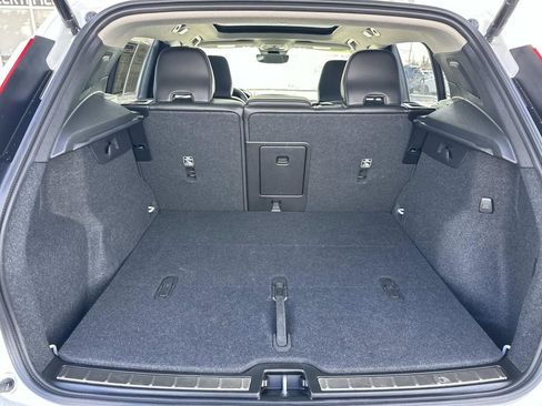 Used 2025 Volvo XC40 B5 Plus image 10