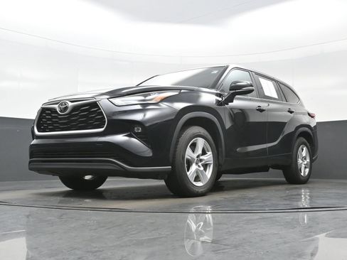 Used 2024 Toyota Highlander LE FWD image 28