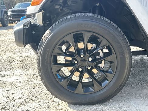 Used 2022 Jeep Wrangler Unlimited Sahara w/ Cold Weather Group image 11