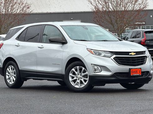 Used 2020 Chevrolet Equinox LS w/ LS Convenience Package FWD image 2