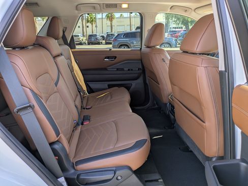 Used 2024 Nissan Pathfinder Platinum FWD image 28
