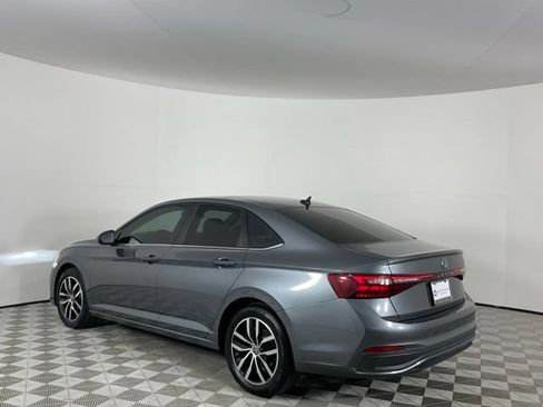 Used 2025 Volkswagen Jetta SE FWD image 8