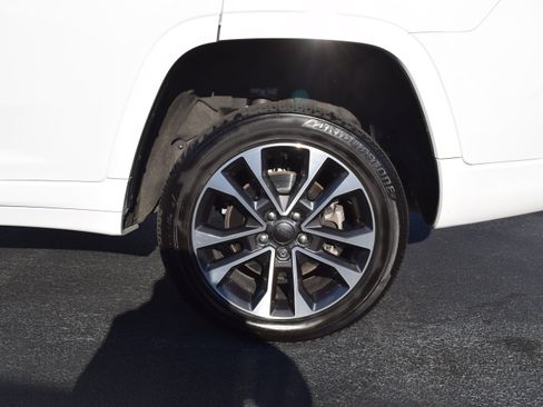 Used 2024 Jeep Grand Cherokee L Overland image 7